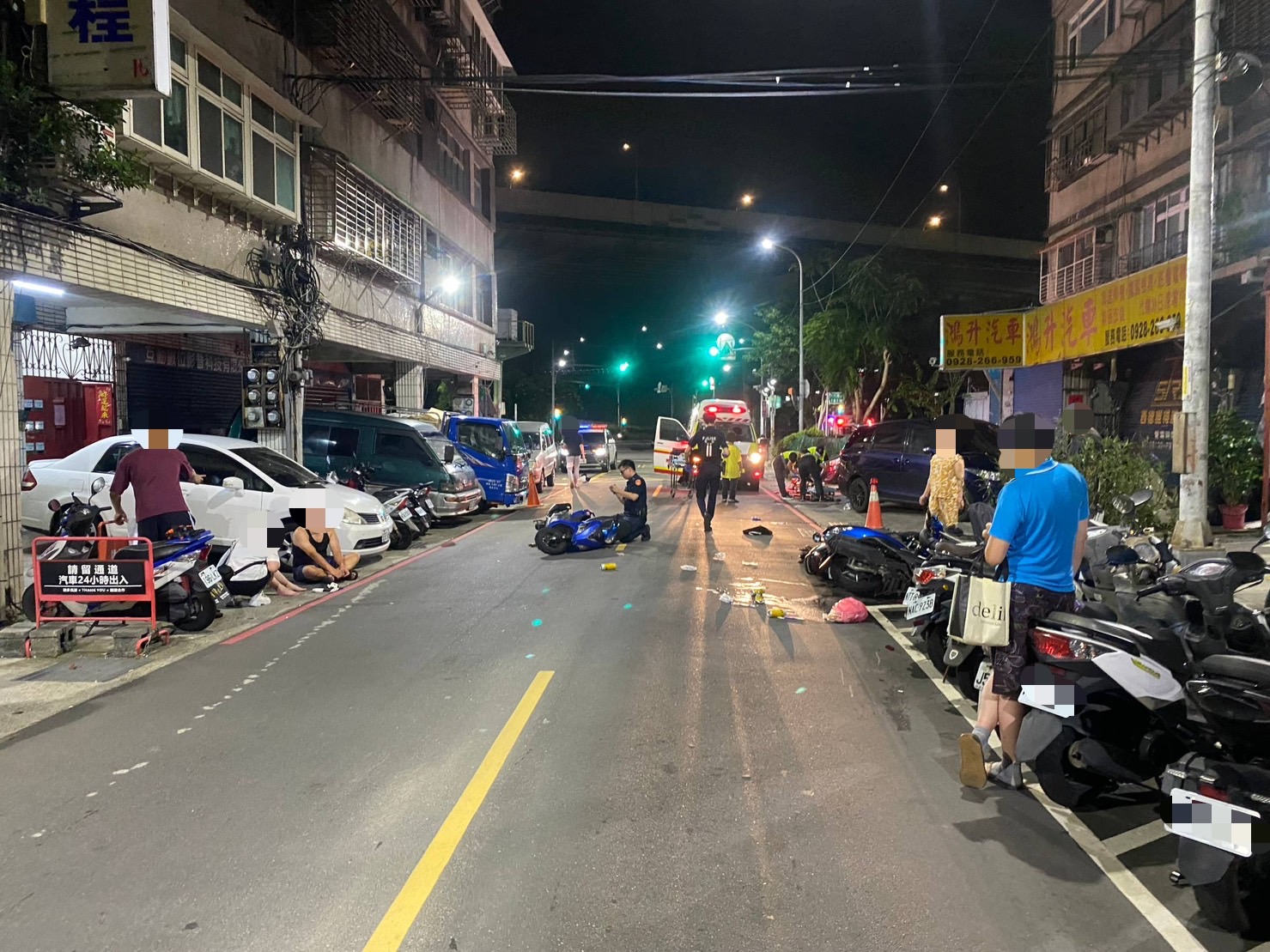 警消人員獲報趕抵協助傷者送醫，當時無辜遭撞的唐姓老嫗雖受重傷但仍有生命跡象。