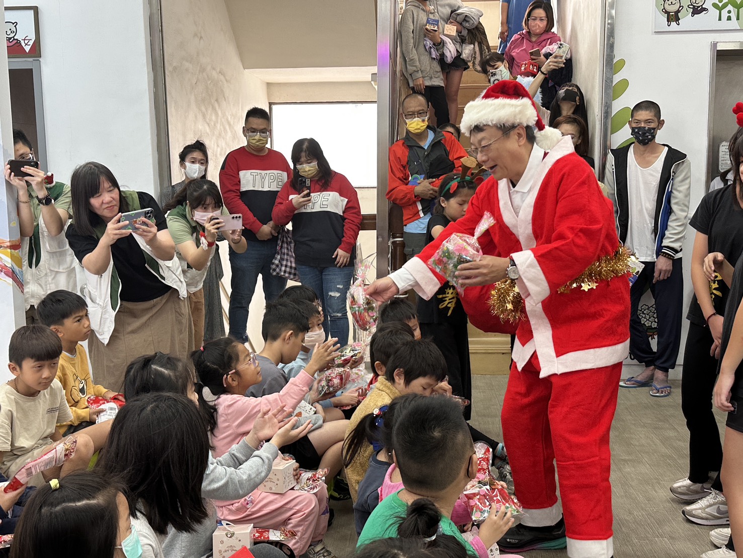 前縣長卓伯源再攜手帥宇企業捐羽絨外套給彰化家扶中心 前縣長卓伯源再攜手帥宇企業捐羽絨外套給彰化家扶中心