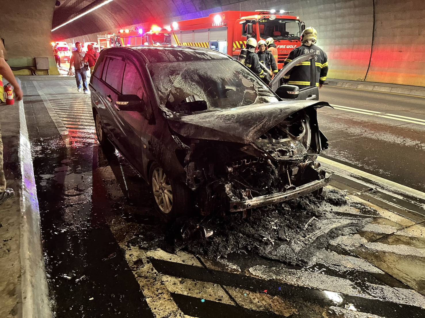 八卦山隧道火燒車！引擎過熱自燃　國道警籲：車輛異狀務必靠邊檢查