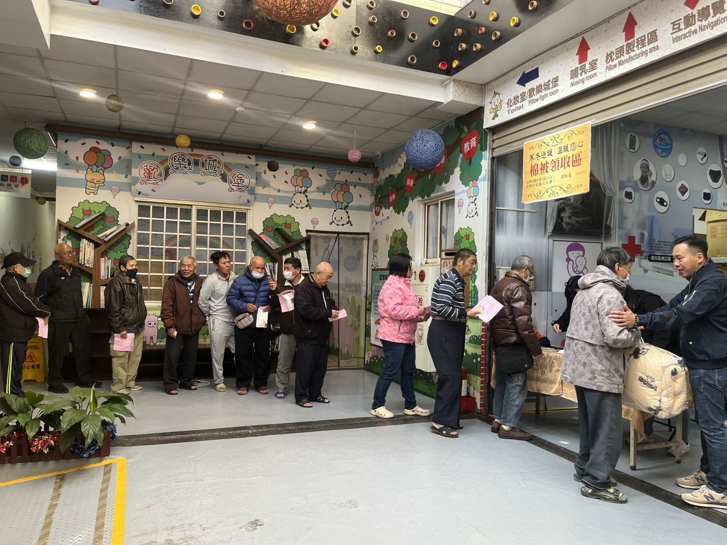 采棉居寢室文化舘設置「棉被領取區」，弱勢長者與居民在志工引導下完成領取手續，感受企業送暖關懷。