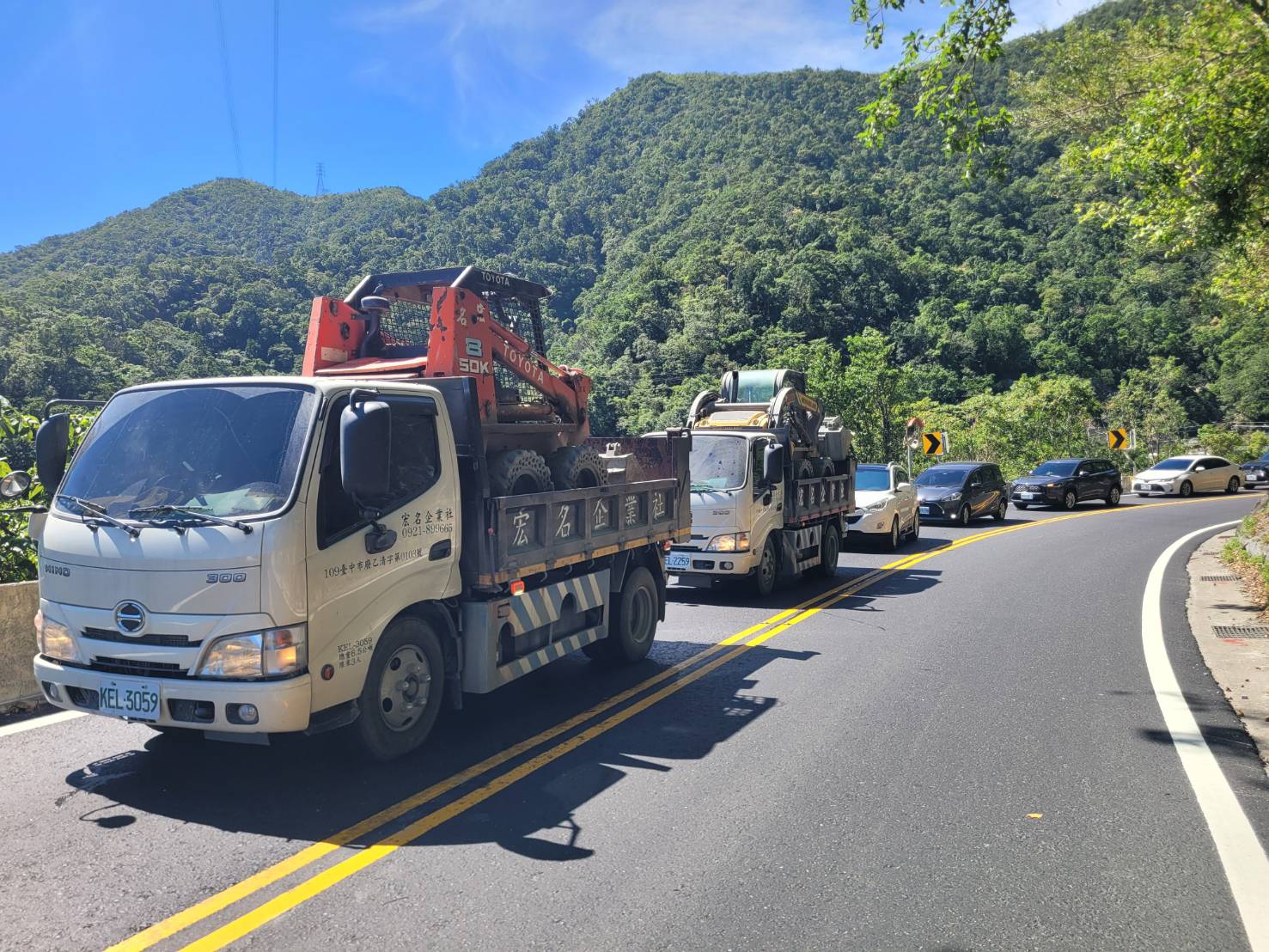 川啟愛心重機協會投入花蓮救災　宏名企業社山貓車隊清淤助災　企業與工會齊心展現公益力量