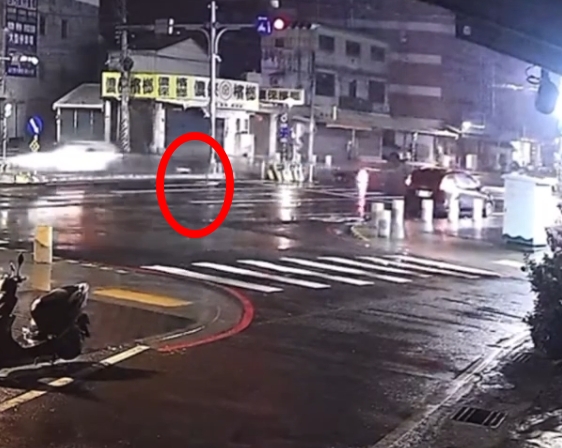 斗六凌晨驚悚車禍！男子疑闖紅燈撞飛機車騎士 兩傷者骨折送醫 