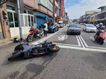 追撞現場曝光!苗栗頭份驚險瞬間 機車停等紅燈慘遭賓士猛撞