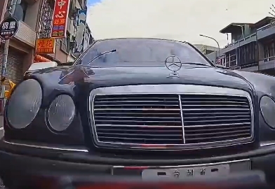 追撞現場曝光!苗栗頭份驚險瞬間 機車停等紅燈慘遭賓士猛撞