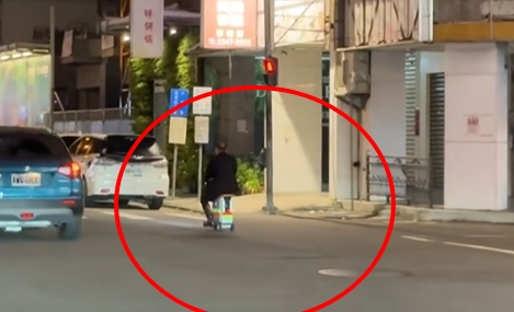 伯伯騎電動行李箱上台中市區馬路！網笑翻：這要算幾輪？