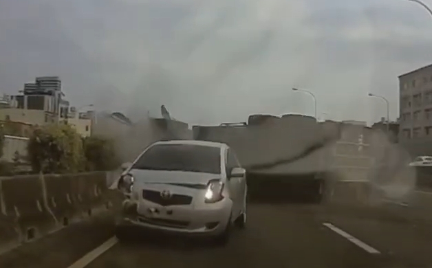 驚險瞬間直擊/國道楠梓段貨櫃車失控翻覆！小轎車被推飛上分隔島