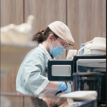 在被尊重與信任的工作環境中，員工專注投入每一個細節，讓服務自然傳遞溫度。