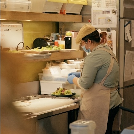 後場團隊分工合作、彼此支援，是梨子企業文化的日常風景，也孕育出深厚的信任與情感連結。