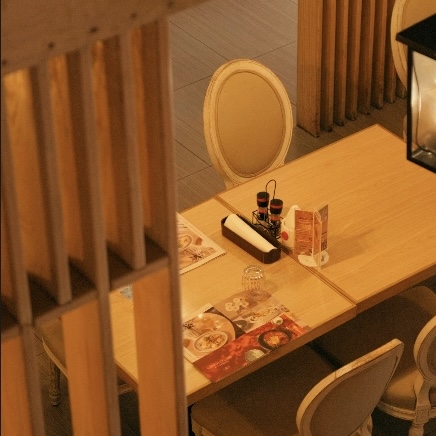 梨子咖啡館規劃多元包廂與私密座位，無論是家庭聚會、生日慶祝或小型會議，都能找到合適的共享空間。