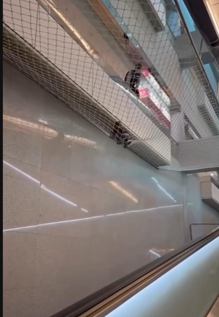 影/桃機驚險一幕！7歲童翻越圍籬跳防墜網　卡半空靠垂降救出