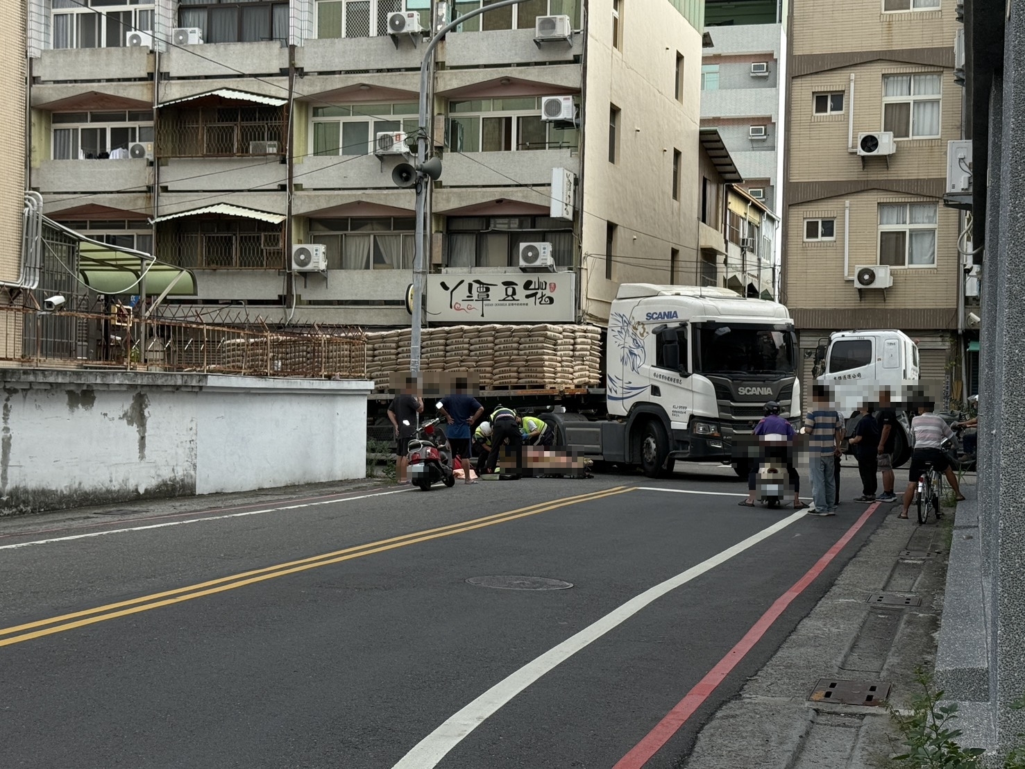 ▲彰化民眾外出遭巨輪輾死！ 疑拖板車轉彎死角釀悲劇...家屬悲痛認屍（圖／民眾提供）