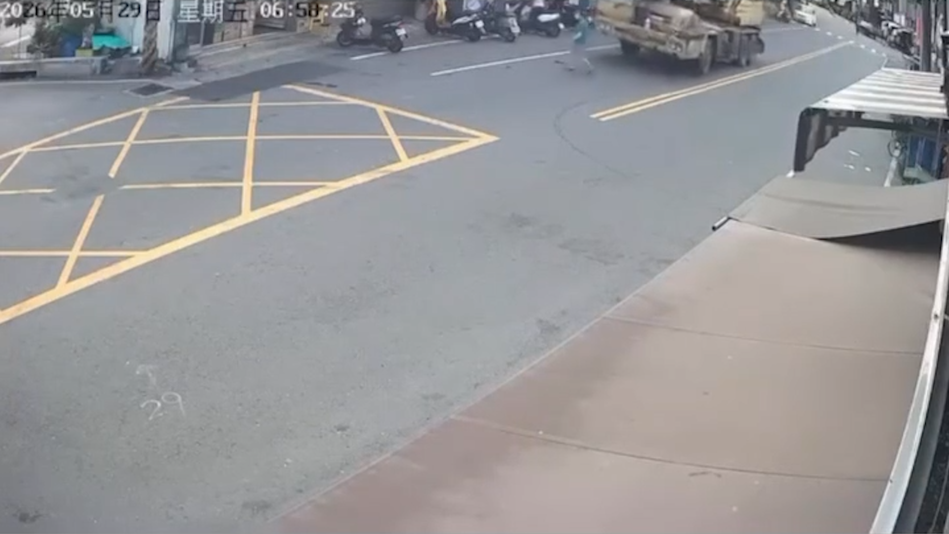 ▲台南安定死亡車禍！82歲女違規「穿越馬路」遭吊車吞噬亡（圖／記者王俊勝 翻攝）