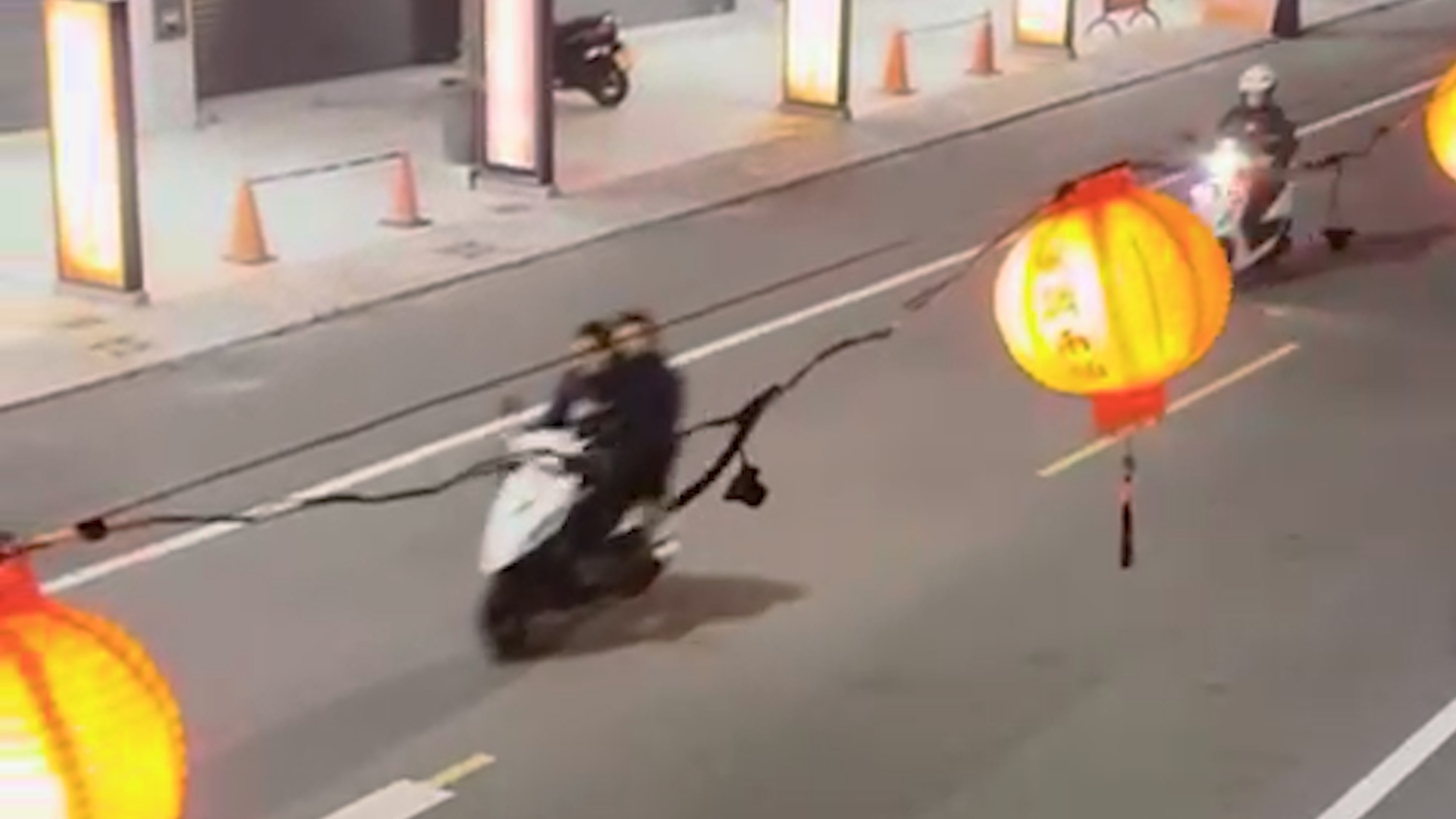 ▲囂張！台南騎士雙載「沒戴帽還拒檢」逃逸 遭警網圍捕「無照、酒駕拒測」（圖／記者王俊勝 翻攝；民眾獨家提供；未經授權請勿翻攝）