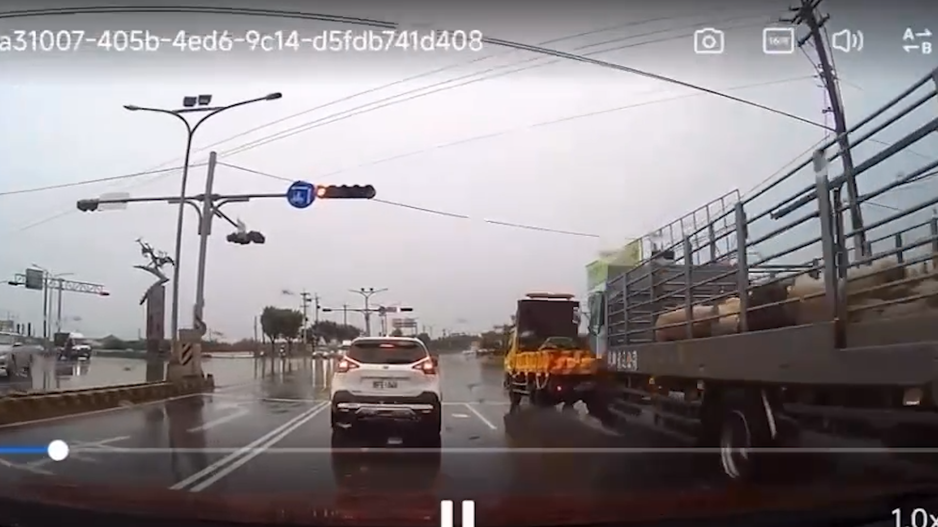 ▲▼運豬車雨天失控!連撞工程車、機車 騎士遭輾當場身亡(圖/記者王俊勝 翻攝)1