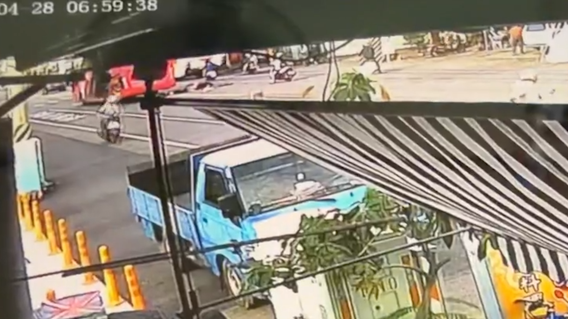 ▲另角度監視器曝光！女大生疑玩通宵才釀禍 站一旁「彎腰看車損」遭網怒撻伐（圖／記者王俊勝 翻攝）