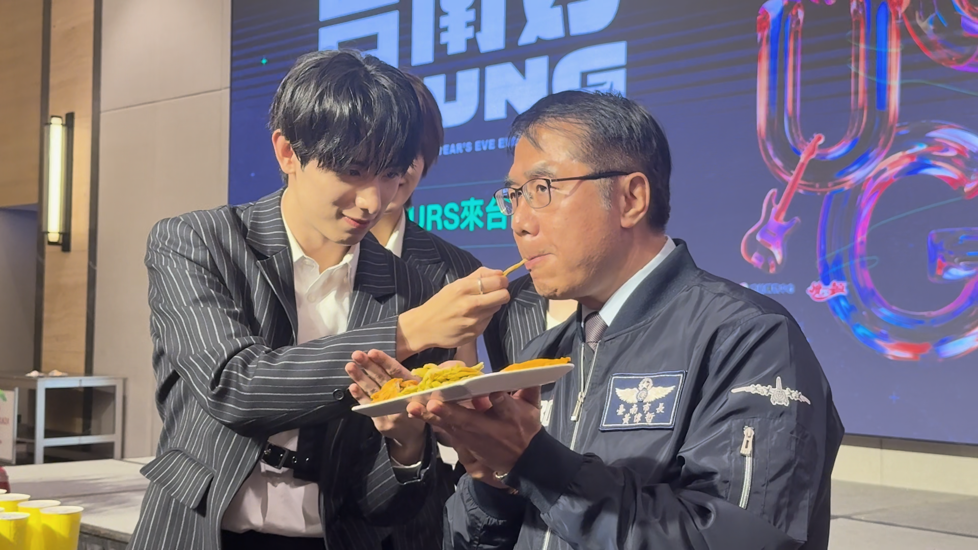 ▲也與市長互動親餵讓黃偉哲當場害羞（圖／記者王俊勝 拍攝）