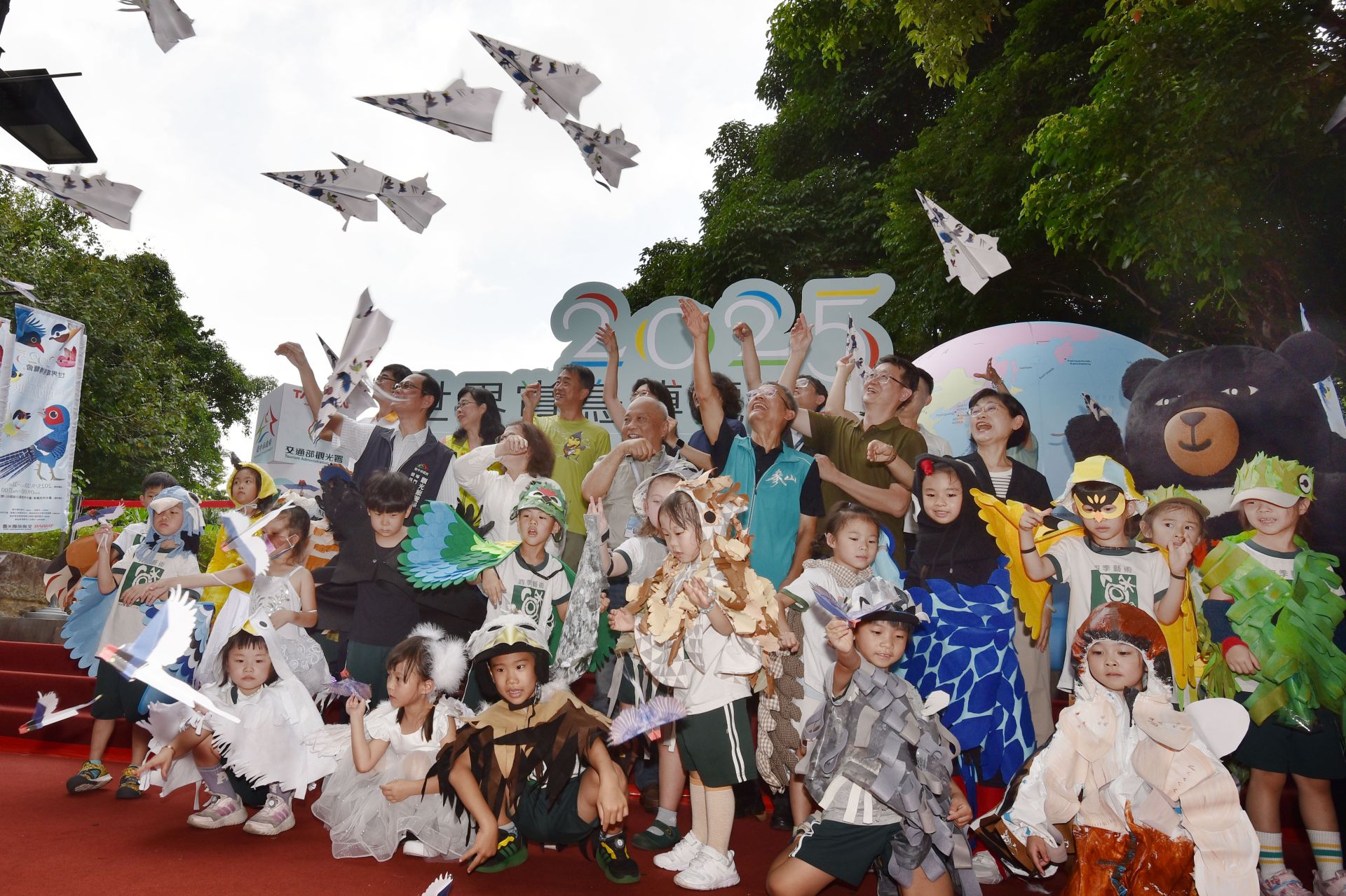 活動宣傳記者會中，變裝的幼兒園小朋友們與貴賓一起射出紙飛機，象徵與鳥兒一樣翱翔天空。（黃國峰攝）