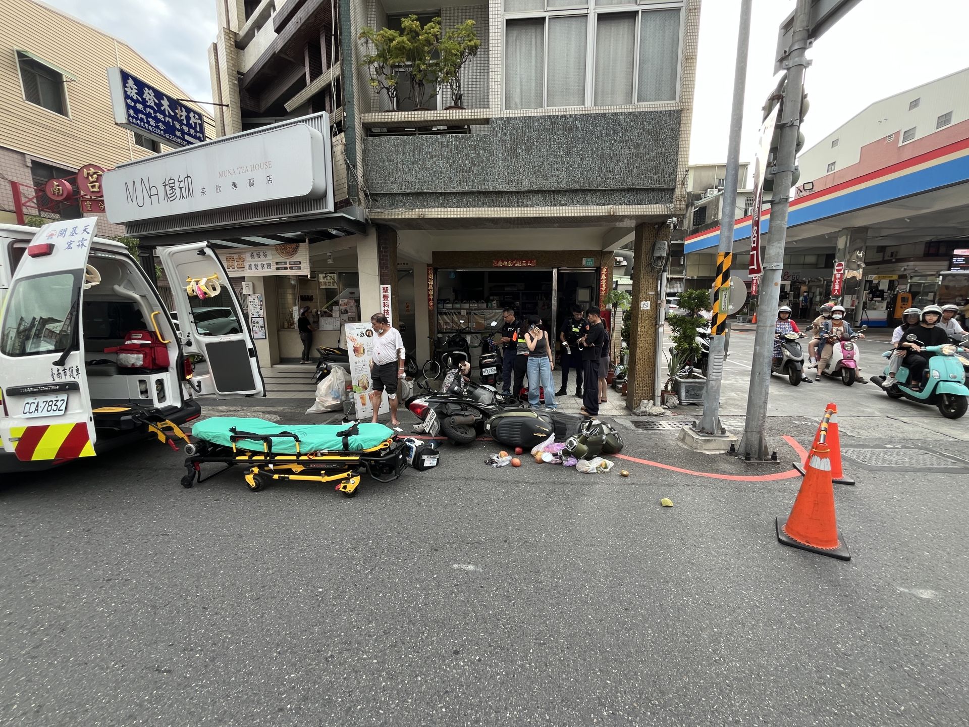 ▲台南文賢路機車連環撞！3騎士全倒 現場零件散落一地（圖／記者王俊勝 翻攝）