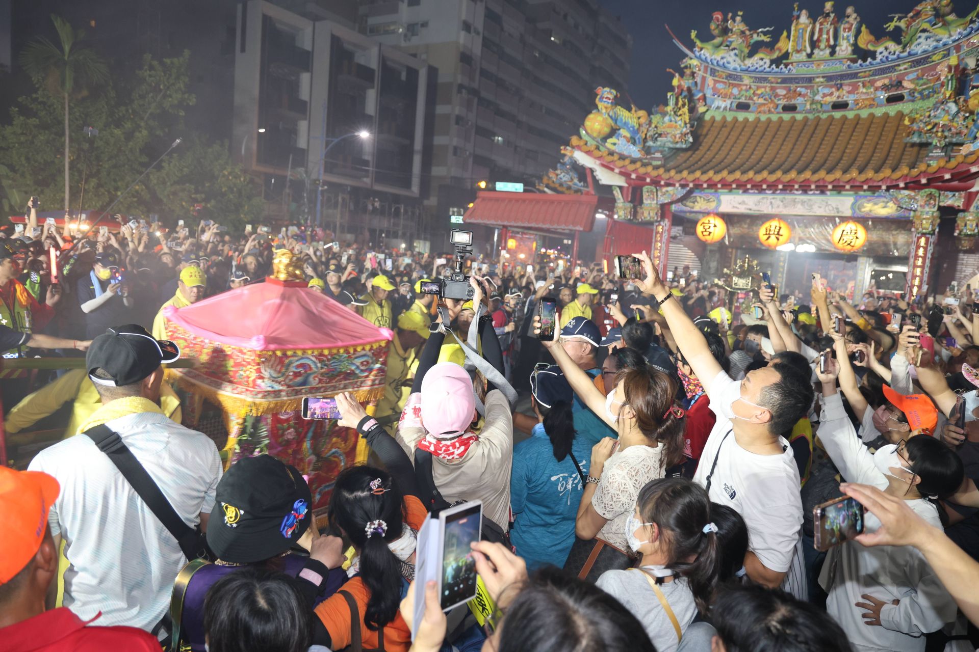 白沙屯媽祖粉紅超跑首入南投縣府　三神贊境祈福花蓮災民縣政平安