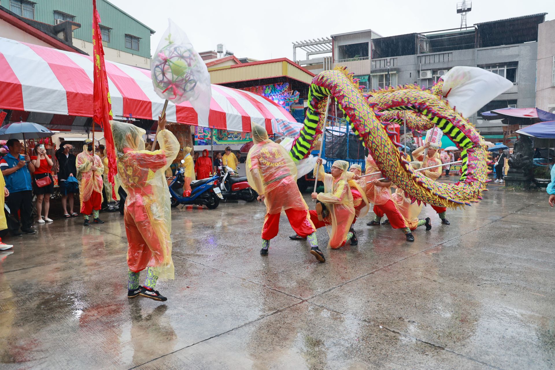 南投城隍遶境風雨無阻　國際陣頭進駐廟會熱鬧登場