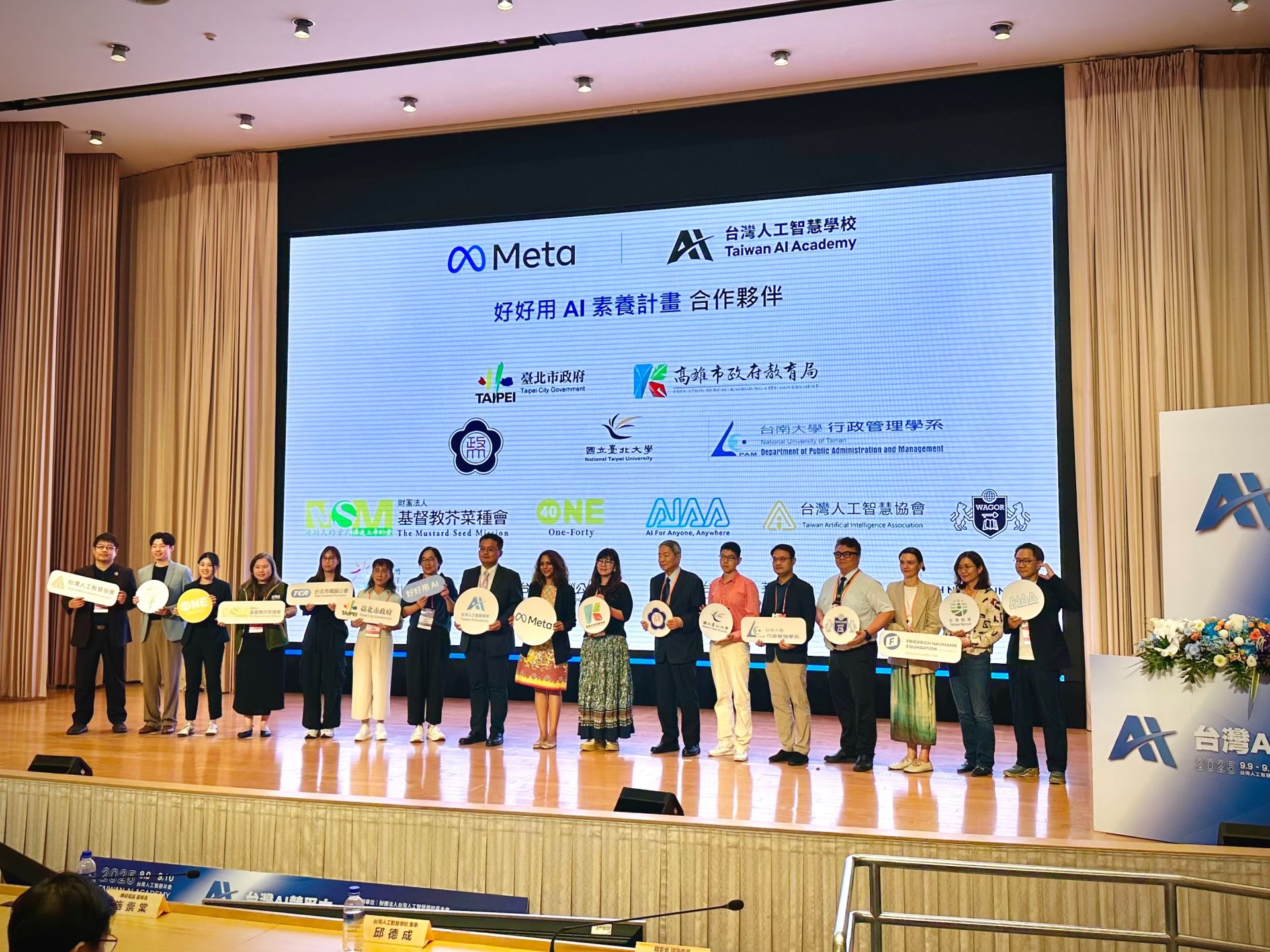 1. 葳格國際學校總校長李海碩（右4）與各合作夥伴代表一同見證「好好用AI」素養計畫教材首發。