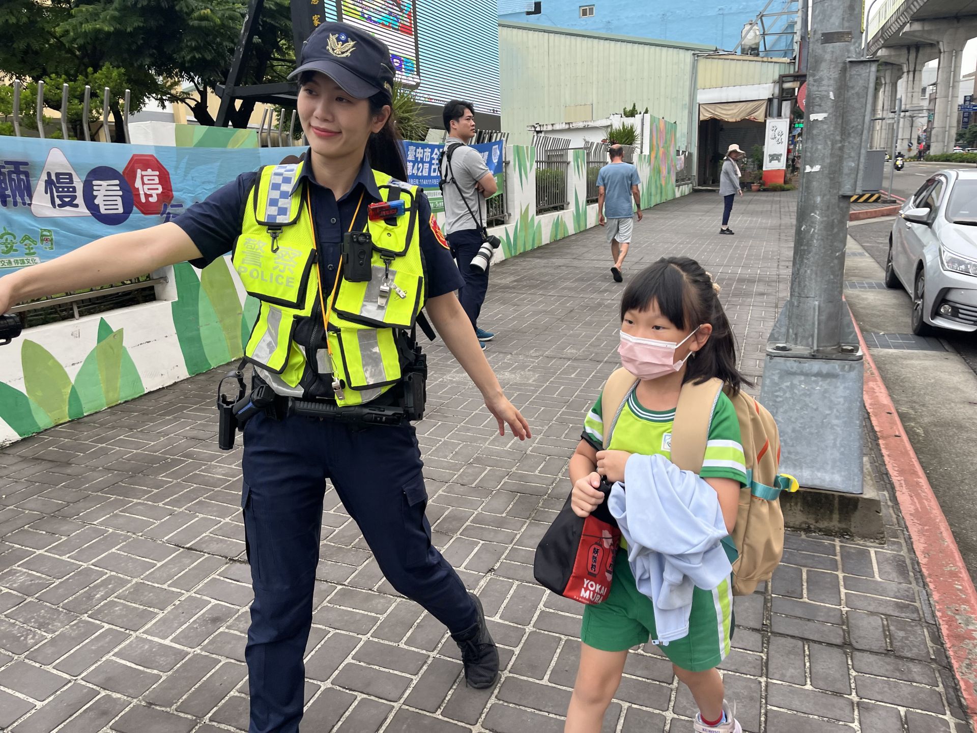 開學日護童勤務啟動！警察大頭娃娃現身校園 學童直呼好安心