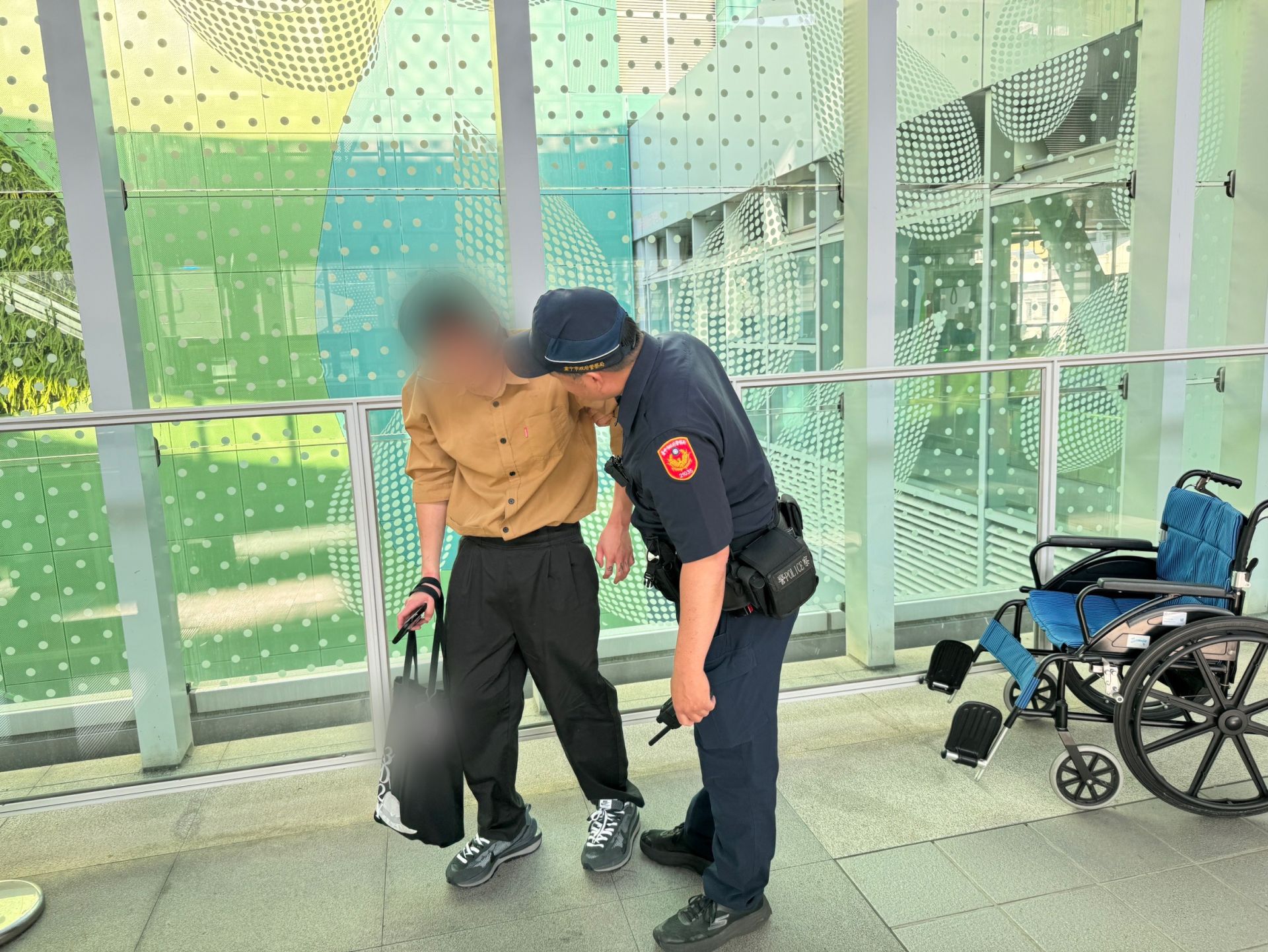 醉倒捷運月台「原地斷片」　台中男喝完喜酒昏睡　幸遇捷警即時救援