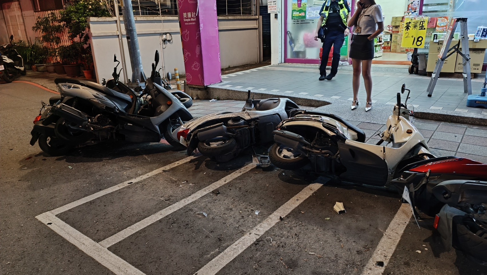 蔣男供稱當時正開車往中興街方向，途中副駕駛座腳墊物品滑落，他彎腰撿拾時未專心看路，導致車頭失控擦撞車格內機車。