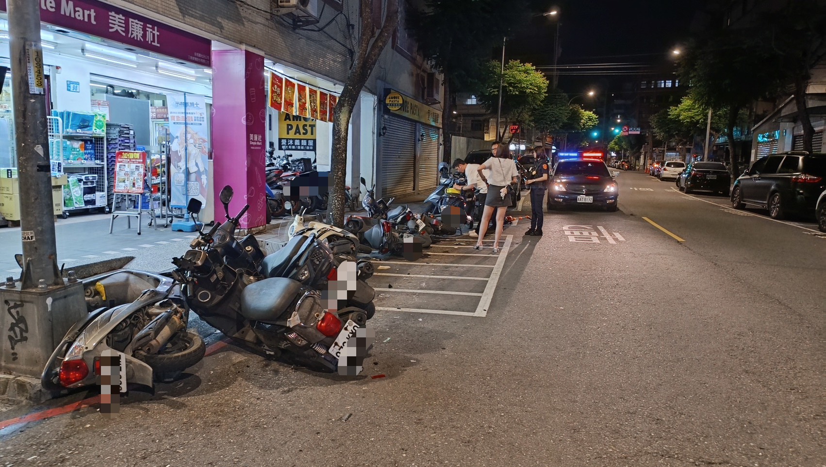 30歲蔣姓男子駕車行經國光路時，疑因彎身撿拾車內掉落物品，導致車輛失控偏移，撞翻路邊整排停放的9部機車