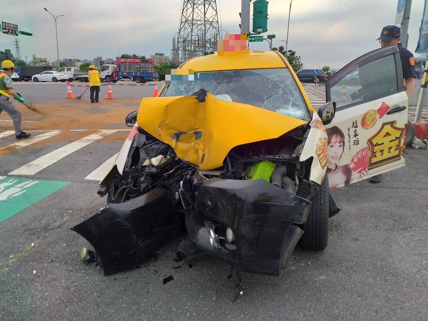 ▲1輛自蘆洲載客前往北投的計程車，行經兒童新樂園外路段時突然失控，猛力撞上路側號誌桿，導致車頭嚴重變形。（翻攝畫面）
