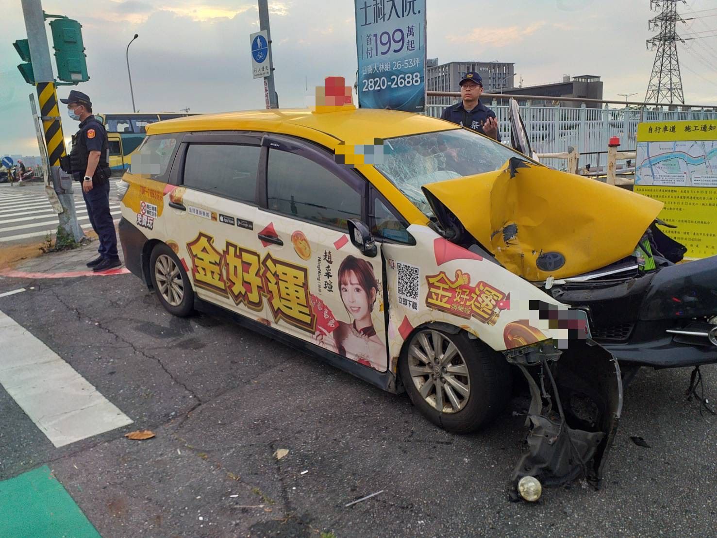 ▲55歲王姓運將駕駛的計程車車頭扭曲變形、擋風玻璃碎裂，車體碎片散落一地。（翻攝畫面）