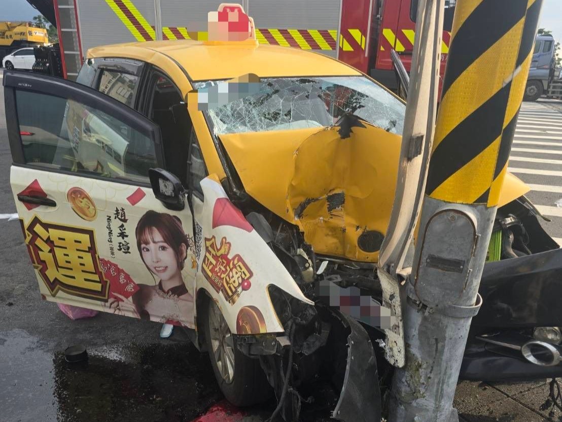 ▲台北市士林區承德路五段，今（20）日16時許發生1起自撞車禍。（翻攝畫面）