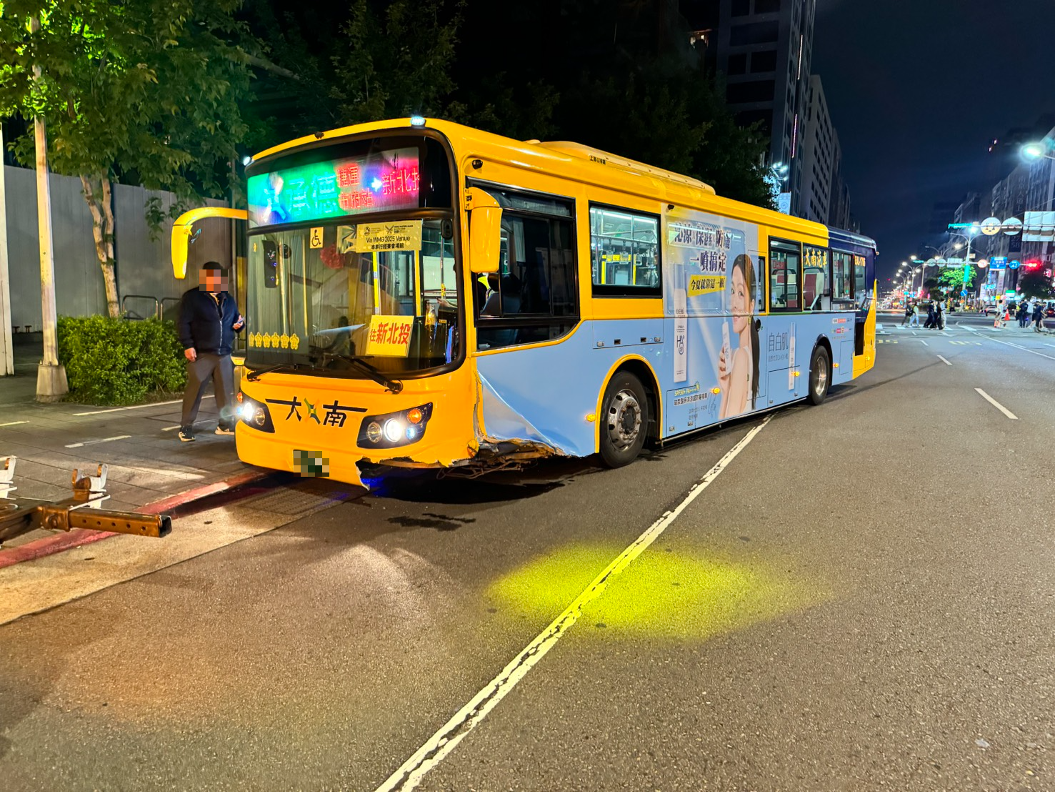 ▲台北市松山區南京東路四段，今（20）日20時許發生1起公車自撞事故。（翻攝畫面）