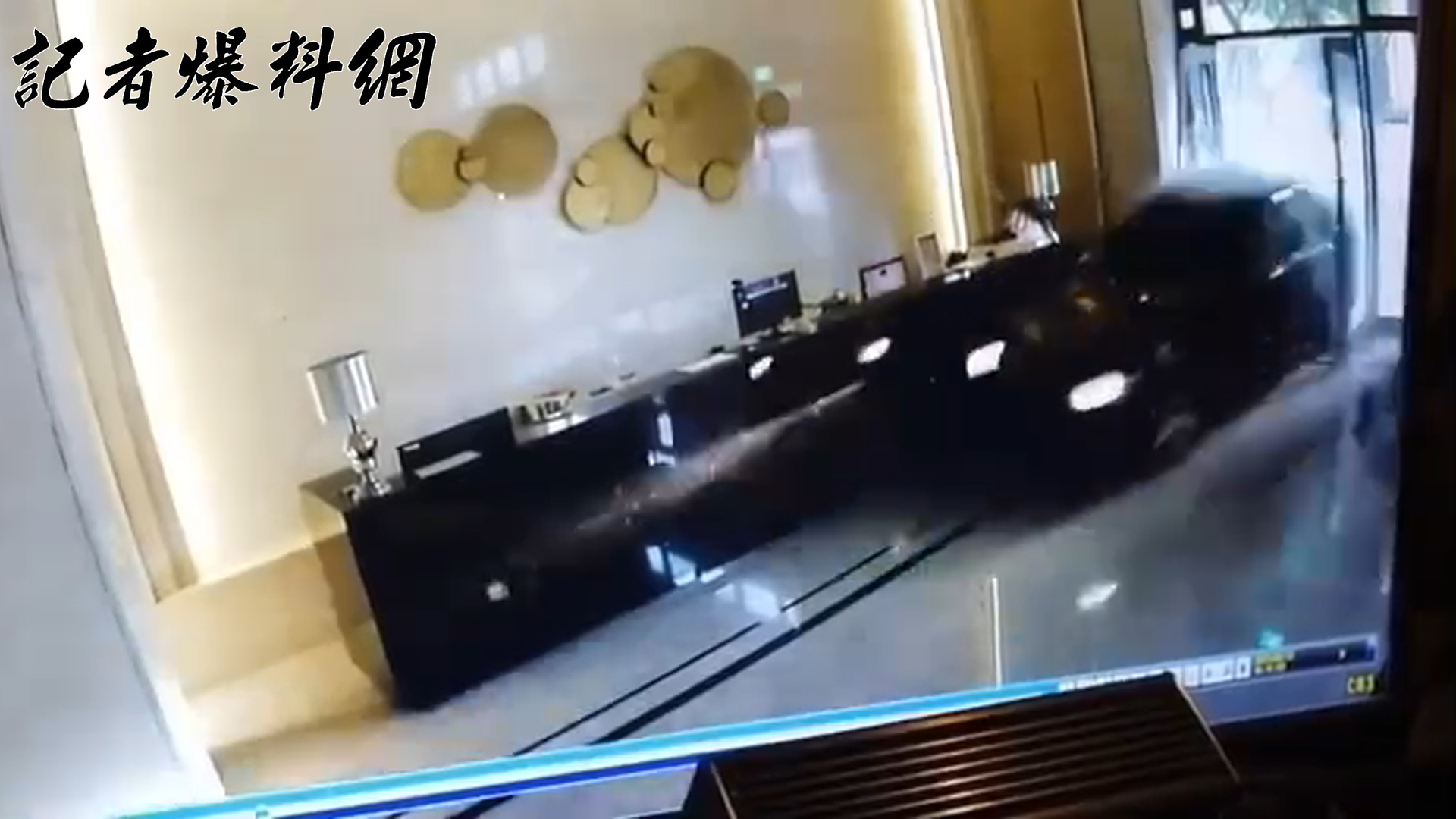 ▲桃園市桃園區昨（31）日清晨6時許，驚傳社區大廳遭人駕車衝撞事件。（翻攝畫面）
