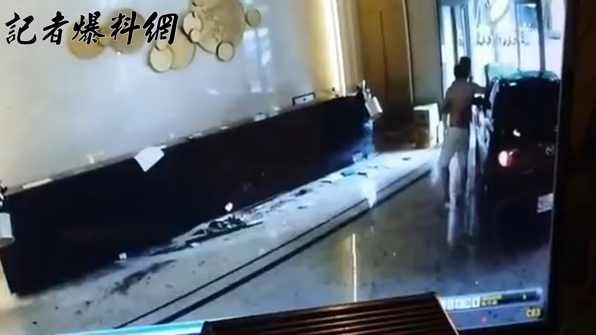 ▲開車衝撞的肇事駕駛竟是社區住戶29歲郭姓男子，而他還帶著3歲稚子「見證」犯案全程，做出最壞身教。（翻攝畫面）