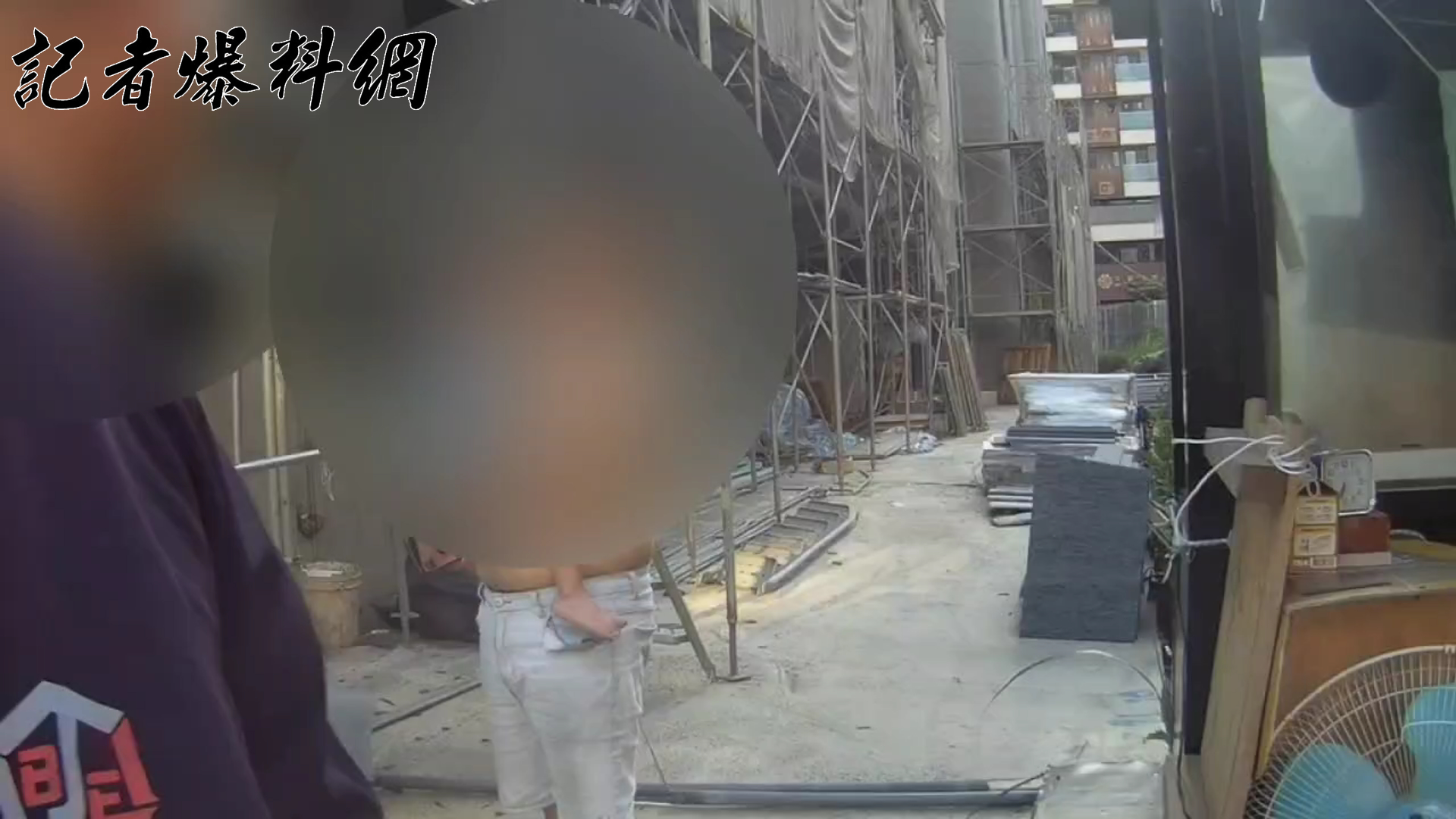 ▲警方獲報10分鐘內，即在附近工地尋獲光著上身、渾身酒氣、帶著稚子躲藏的郭男，2人手腳受有擦傷。（翻攝畫面）