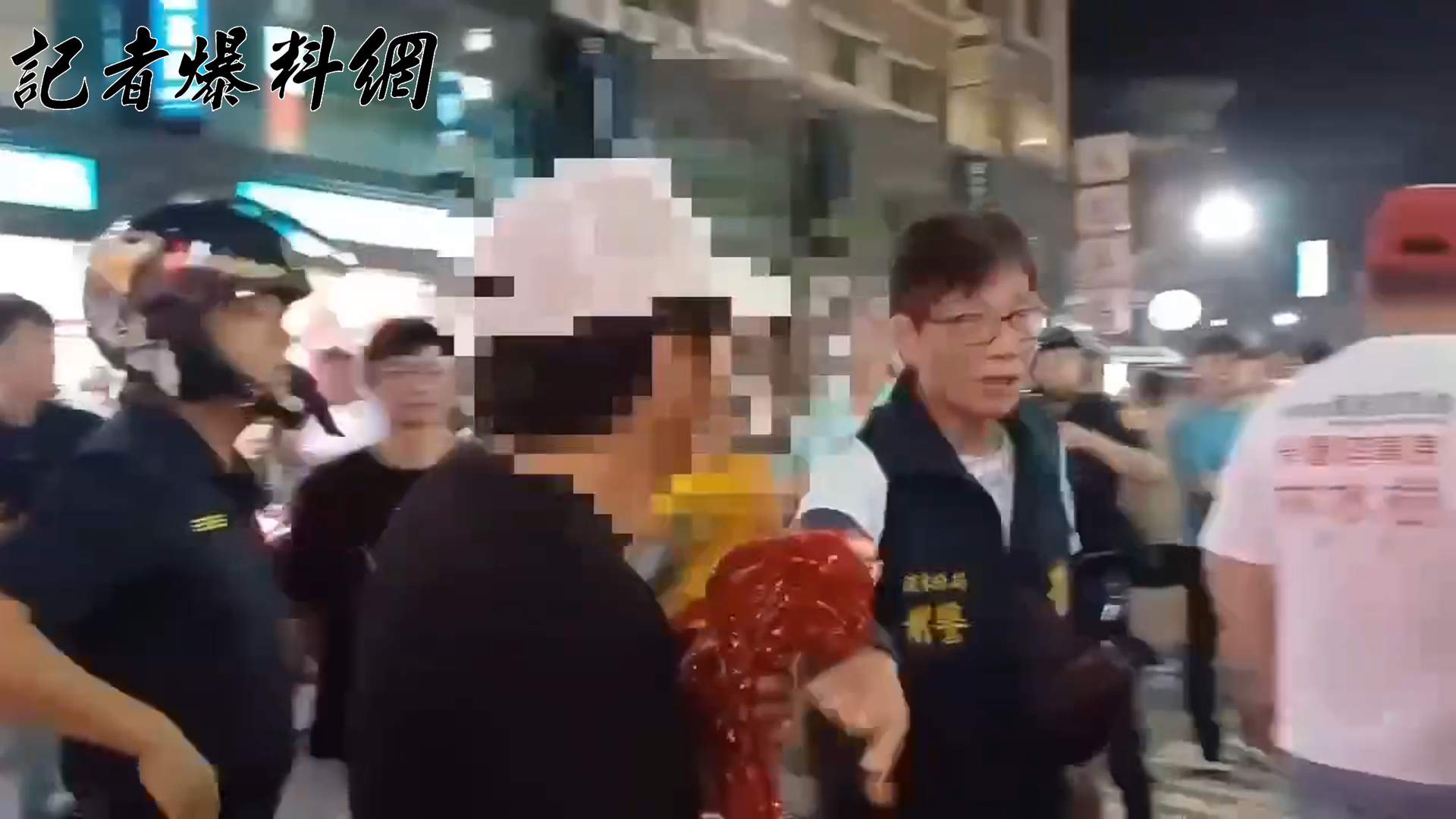 ▲23歲陳姓男子疑因不滿友人遭灌酒情緒失控，與人爆發口角，現場氣氛一觸即發，20名快打警力也立即到場查處。（翻攝畫面）