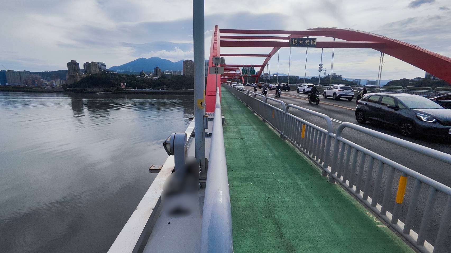 ▲新北市八里區關渡橋今（3）日清晨驚傳疑似跳橋事件。（翻攝畫面）