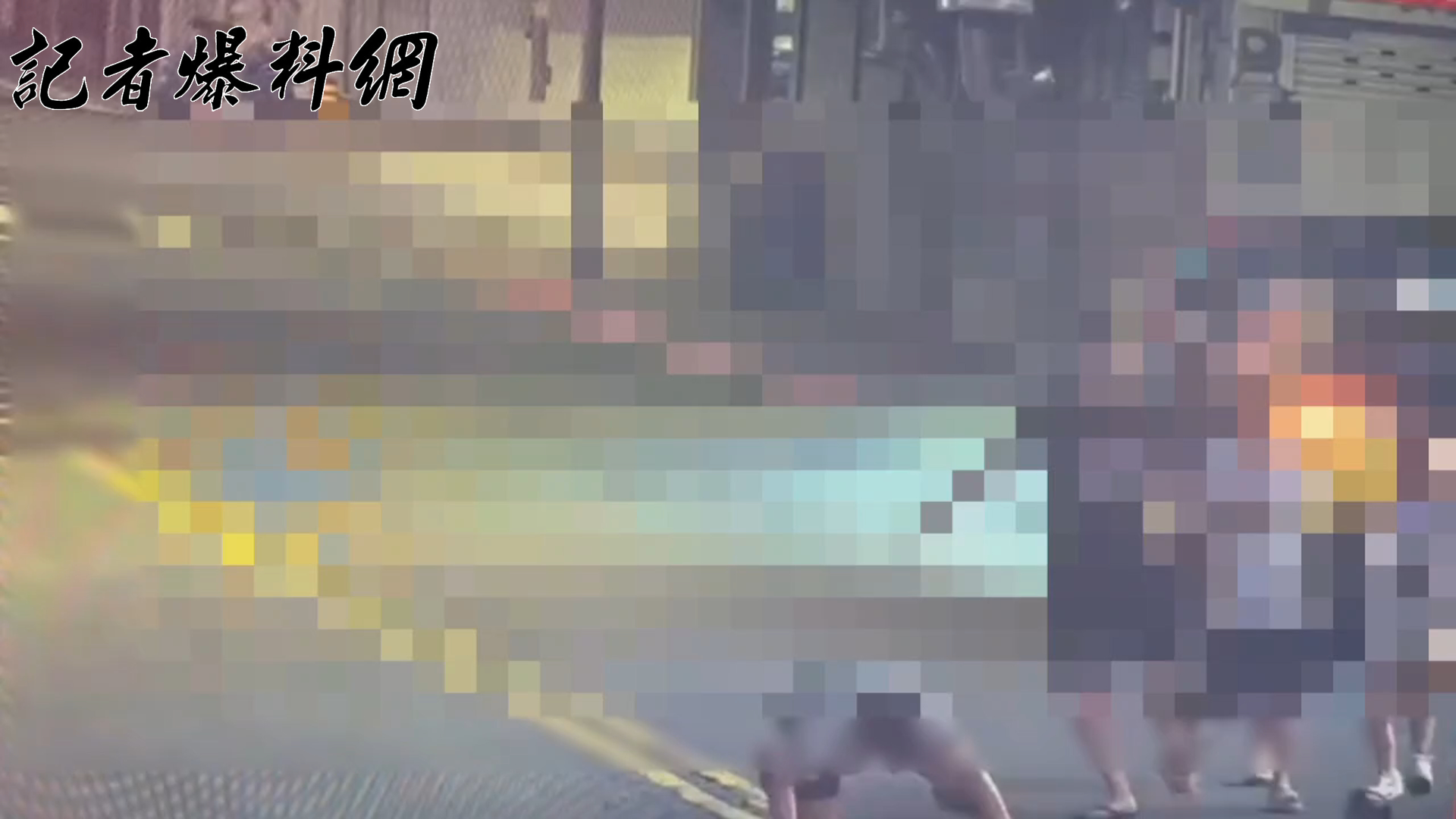 ▲台北市大同區昌吉街，今（3）日凌晨爆發街頭鬥毆事件。1間薑母鴨店內2組不相識客人，疑因酒後敬酒態度不佳起口角，演變成4人追打2人鬥毆場面。（翻攝畫面）