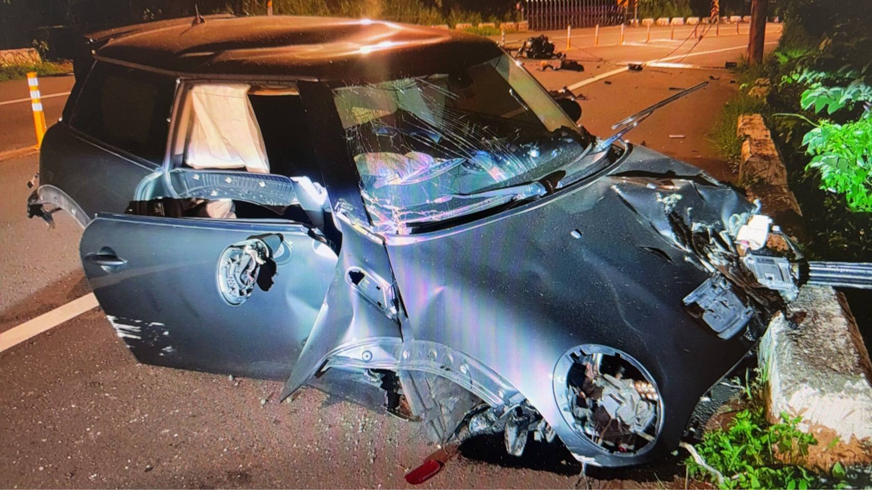 ▲39歲陳姓男子駕駛Mini轎車，沿南竹路由大竹往南崁方向行駛，高速通過32號前彎道時，先擦撞路邊電桿後再失控衝到對向，撞斷另1根電桿，車體遭猛烈撞擊後解體，引擎與輪胎四散，幾近報廢。（翻攝畫面）