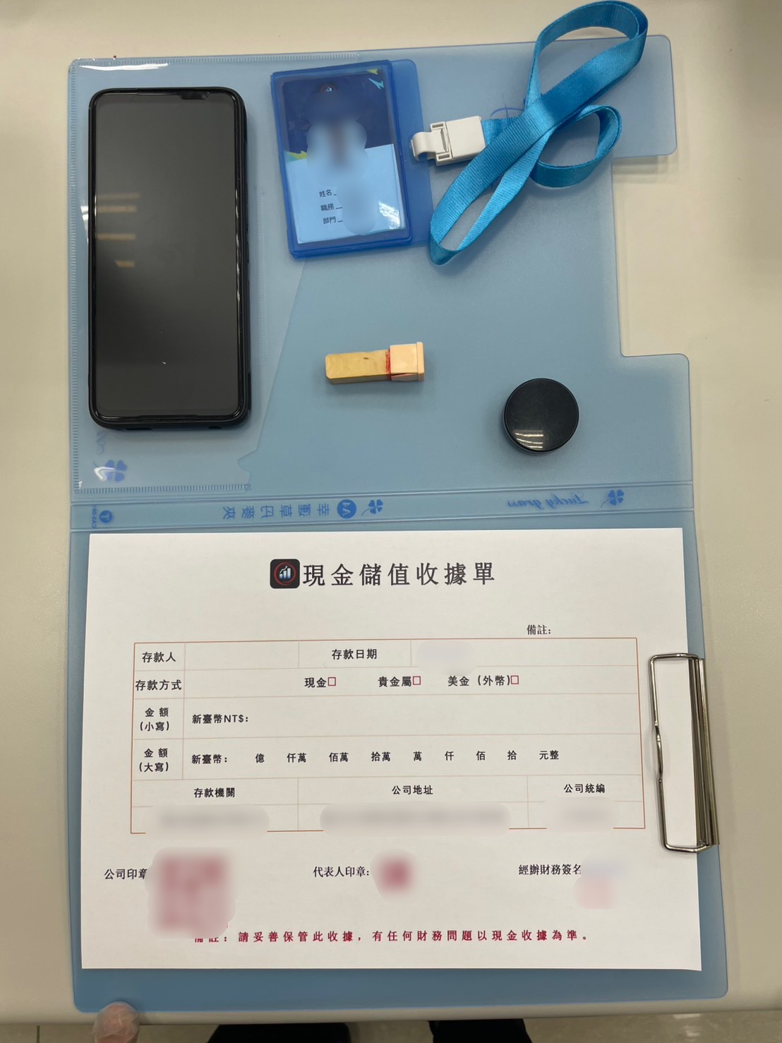 ▲警方查扣假冒投顧公司工作證、現金收據、印章與印泥等作案工具。（翻攝畫面）