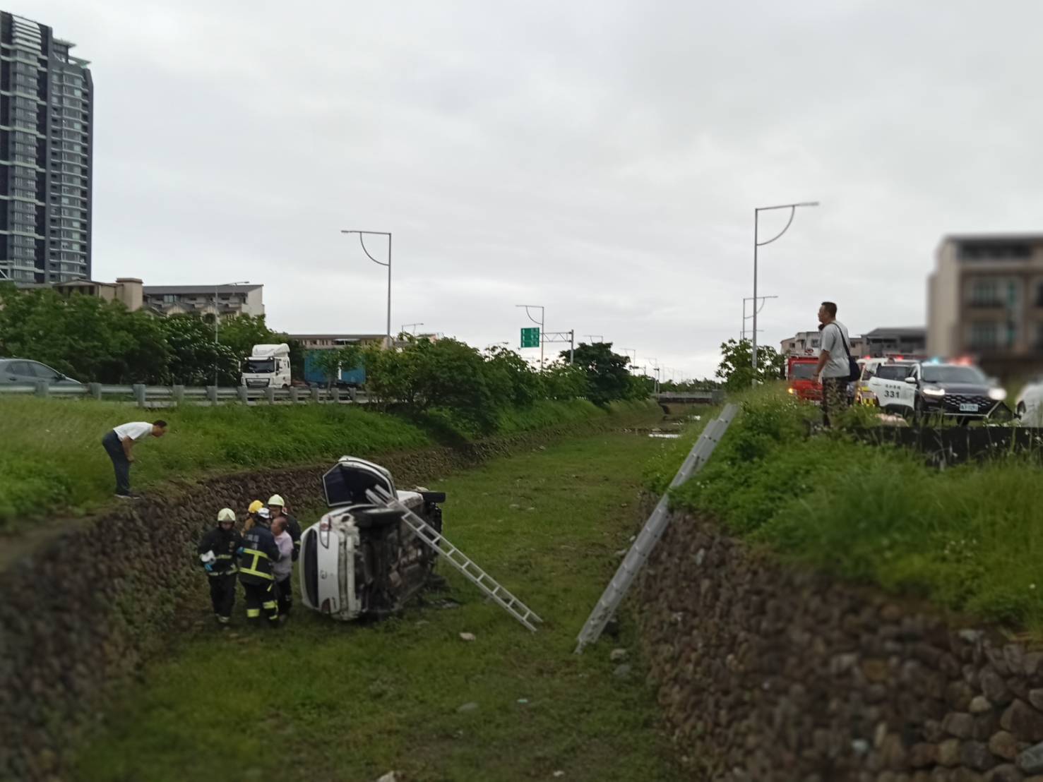 ▲宜蘭縣頭城鎮青雲路三段，今（4）日清晨6時許發生一起自撞事故。（翻攝畫面）
