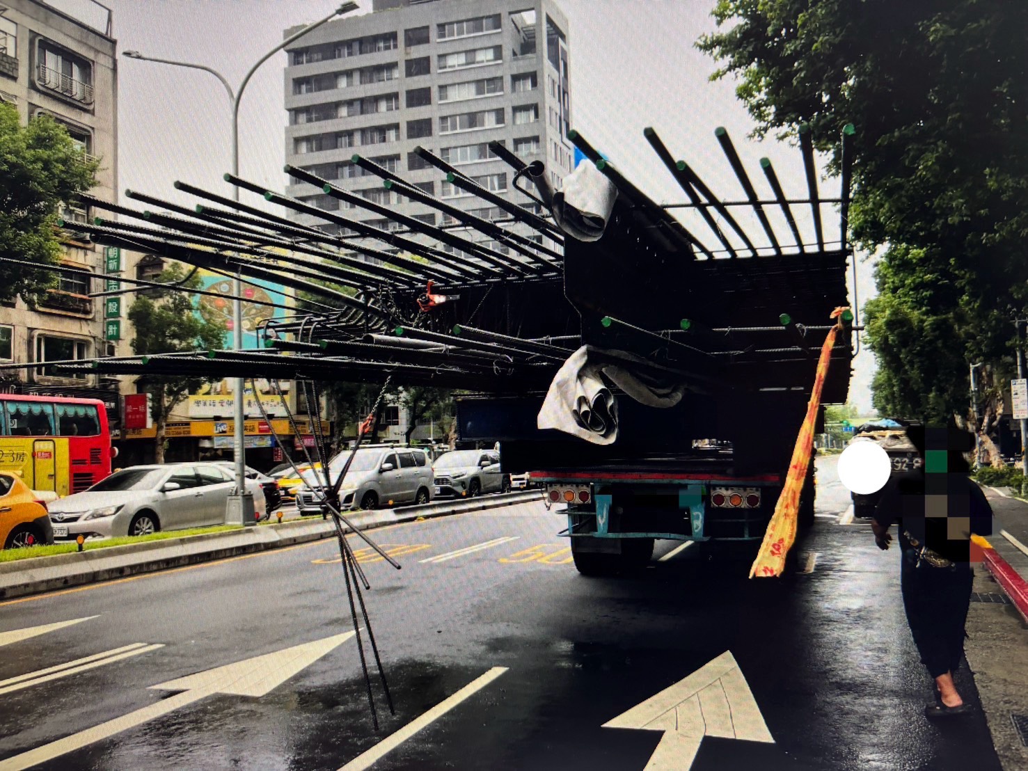 ▲邱男駕駛曳引車載運的鋼條明顯超長。（翻攝畫面）