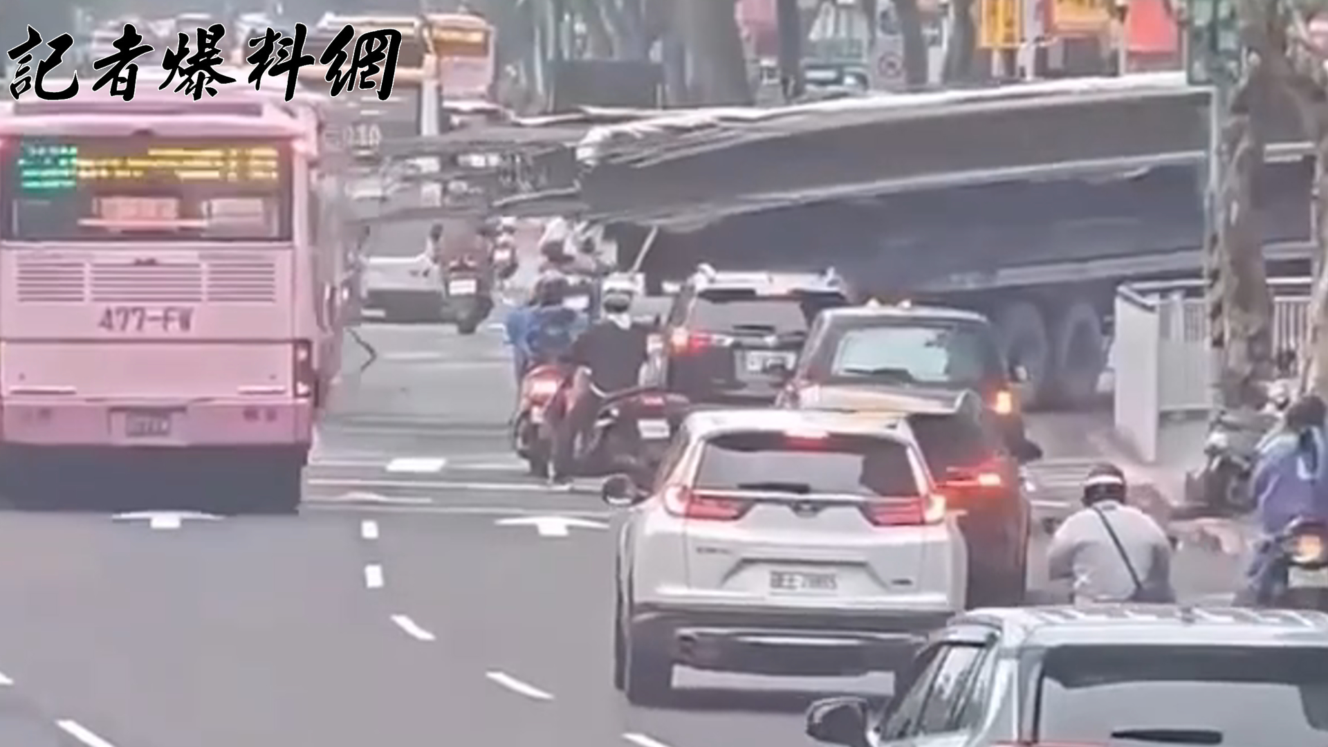 ▲43歲邱姓男子駕駛曳引車，車上所載鋼條凸出車尾，在右轉時掃過同向後方公車，導致公車右前擋風玻璃破裂、右側後視鏡損毀，造成51歲李姓公車司機左手肘擦傷。（翻攝畫面）