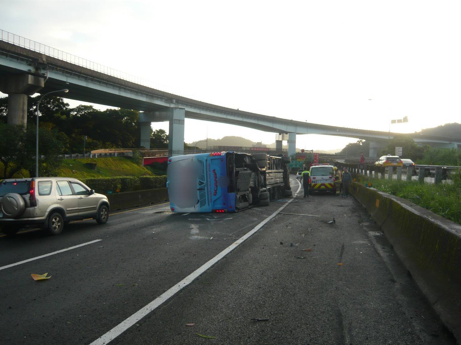 ▲警方於現場完成測繪並迅速疏導車流，大客車於7時56分拖離現場，8時恢復全線通車。（翻攝畫面）