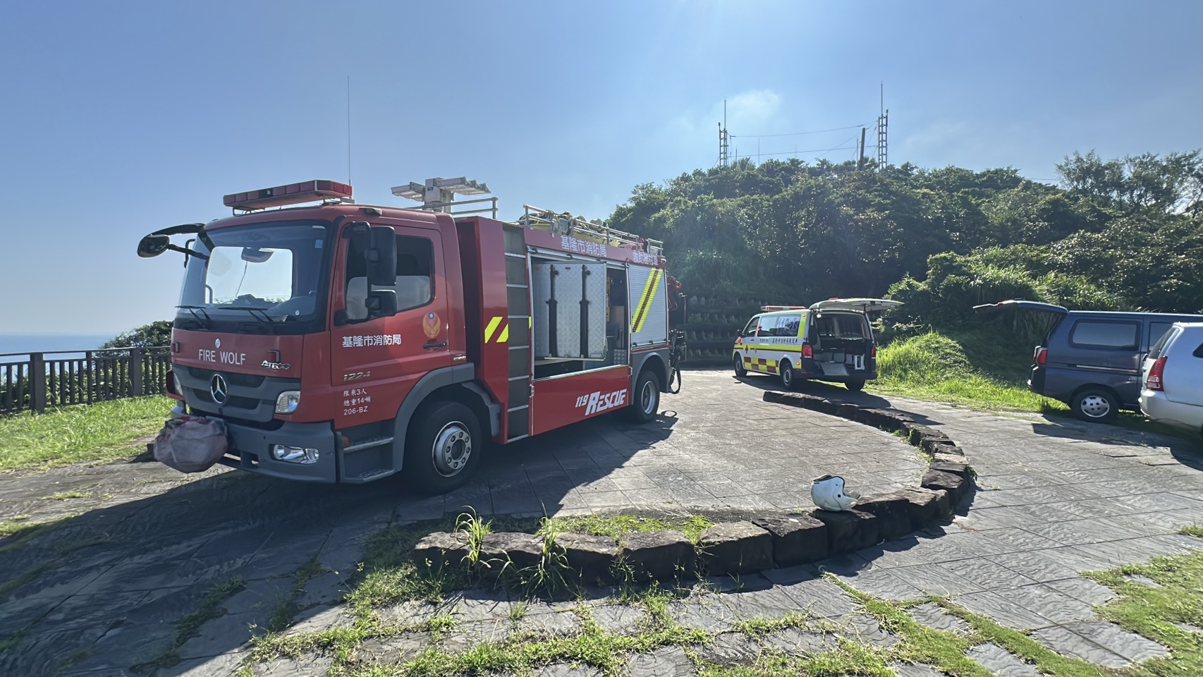 ▲基隆市消防局獲報派遣中正與七堵分隊共計6車13人前往現場搶救。（翻攝畫面）