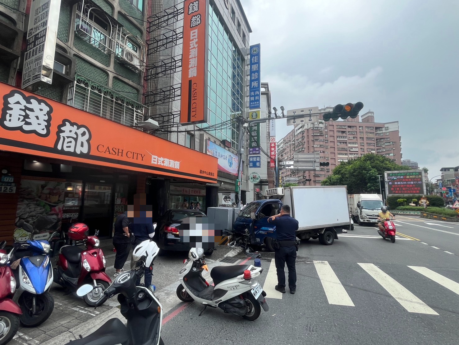 ▲警方現場依規測量繪圖拍照記錄。（翻攝畫面）