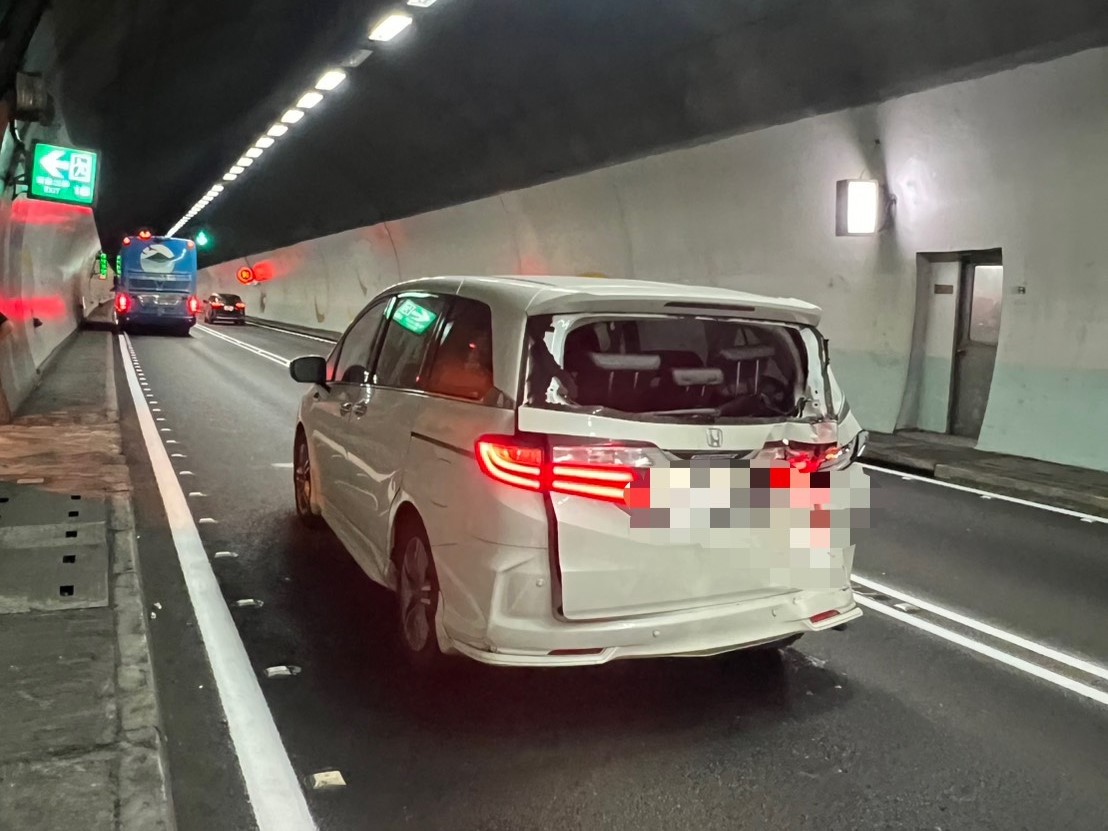 ▲小貨車後彈回撞上同樣行駛內側車道、由53歲李姓男子駕駛的小客車，造成乘客63歲林姓女子脖子受傷送醫。（翻攝畫面）