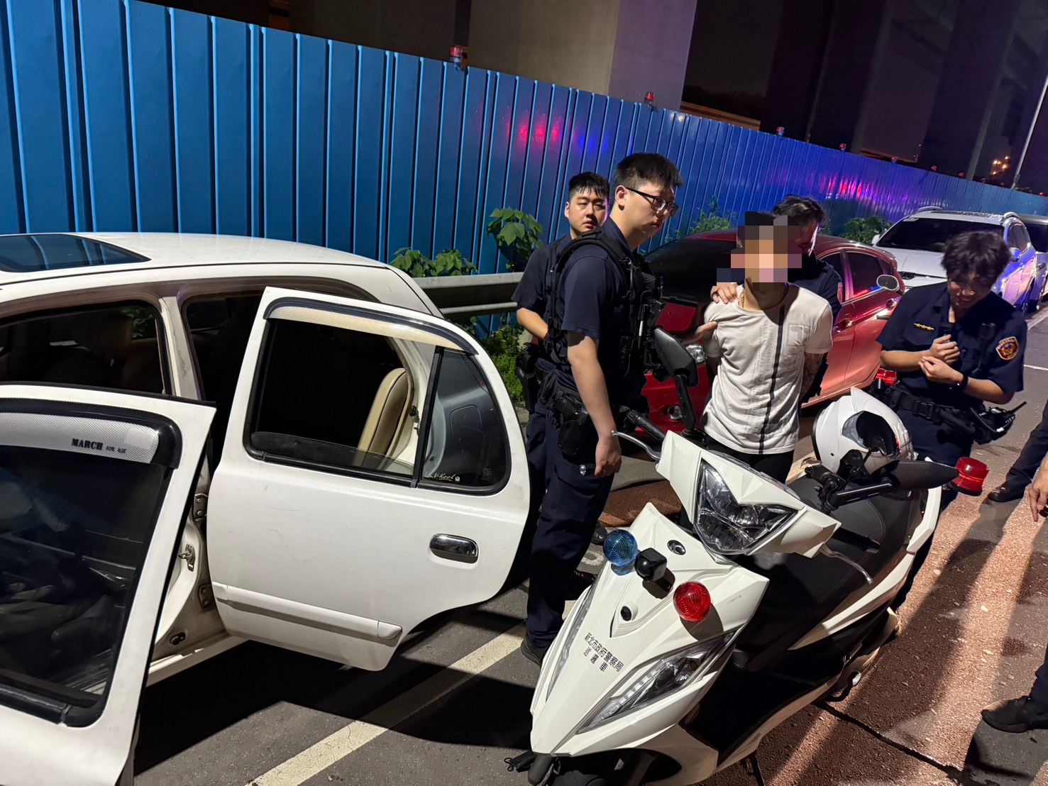 ▲警方獲報後，調閱監視器鎖定車輛路線，40分鐘後在新北市五股區成功攔獲白色轎車。（翻攝畫面）