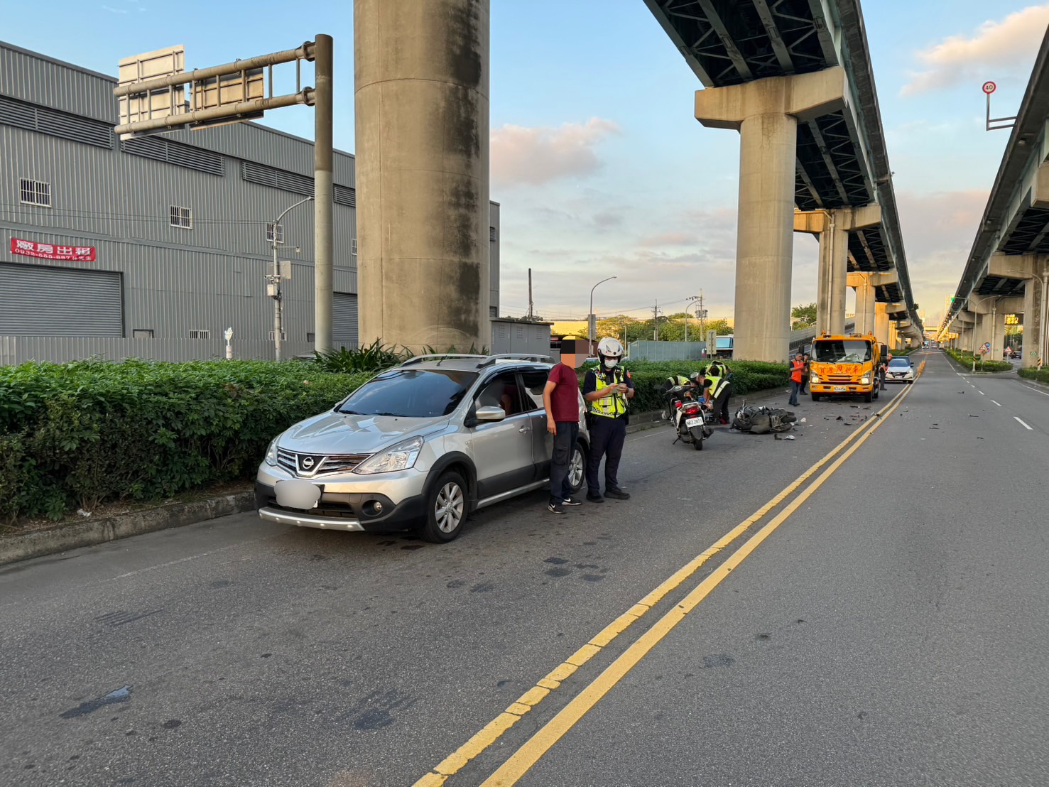 ▲機車騎士當場失去生命徵象，緊急送往輔大醫院搶救，仍不幸於19時許宣告不治。（翻攝畫面）